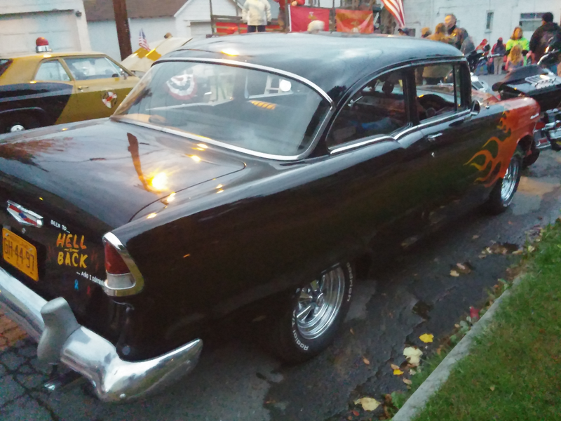 Illustration for article titled Halloween Parade Car Show Photodump